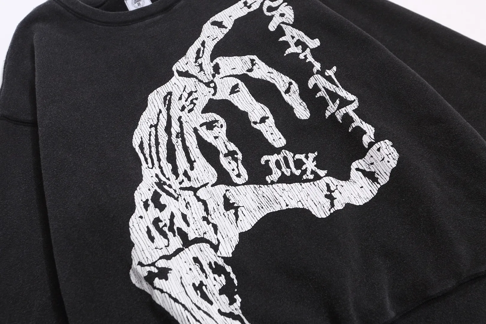 American Saint Michael skull hand cracked print retro distressed washed loose round neck plus velvet long-sleeved sweatshirt Fabric: 420g Style number: SM608 Size: S-M-L-XL Color: Black Price: P198